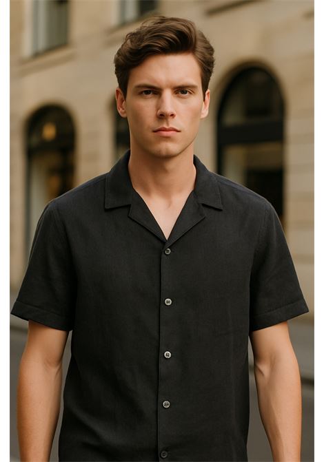 The Alpha Studio AU-1470L 1014 men's asphalt-colored linen shirt combines a bowling cut with breathable natural fabric and contrasting buttons for a bold, contemporary style. ALPHA STUDIO |  | AU-1470L1014